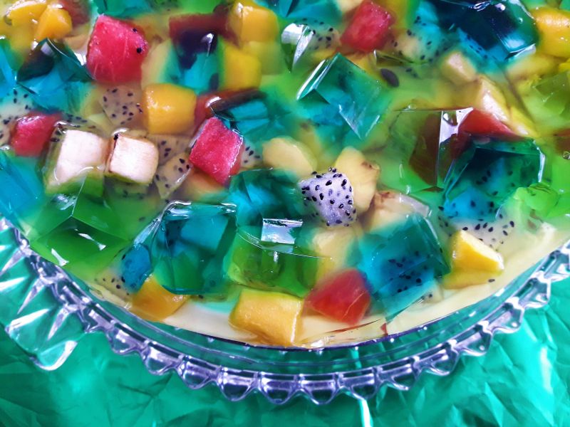 Błękitna laguna - śmietanowiec z owocami