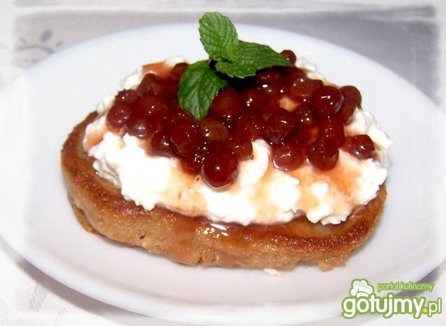 Bliny gryczane z twarożkiem i borówkami.