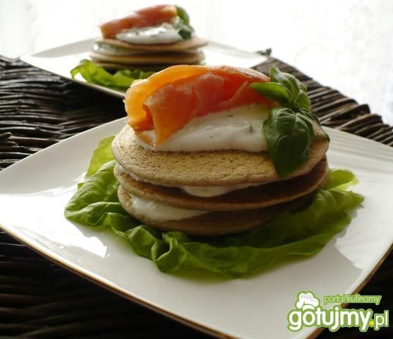 Bliny z łososiem i sosem jogurtowym