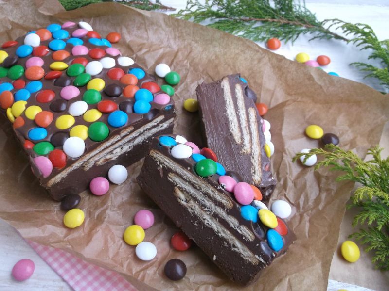 Blok czekoladowy z cukierkami i herbatnikami