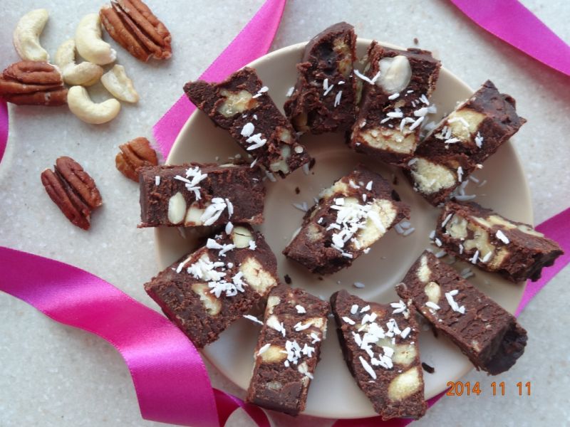 Blok czekoladowy z orzechami i biszkoptami