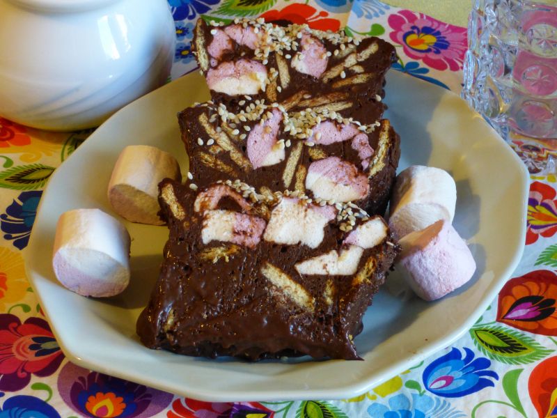 Blok czekoladowy z piankami marshmallow Blok czekoladowy z piankami marshmallow