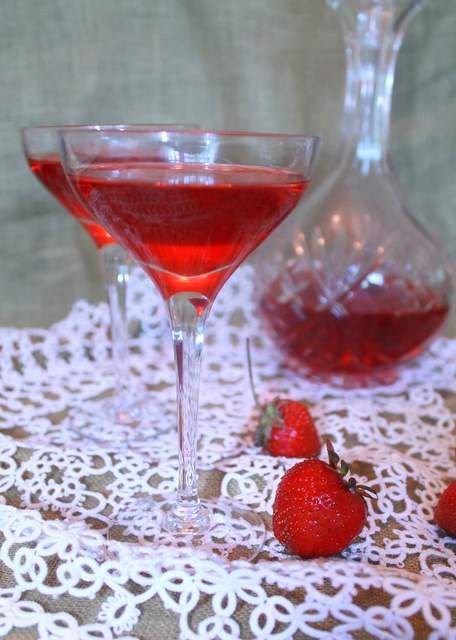 Błyskawiczna nalewka truskawkowa Błyskawiczna nalewka truskawkowa