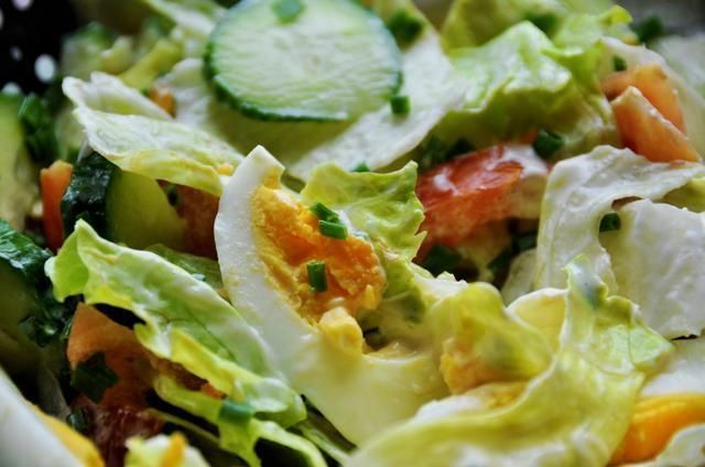 Błyskawiczna sałatka z jajkiem