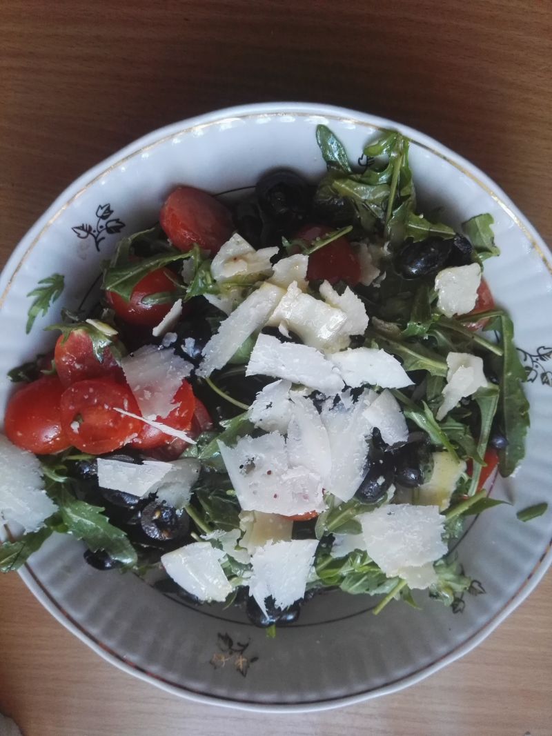 Błyskawiczna sałatka z miodowym sosem Błyskawiczna sałatka z miodowym sosem