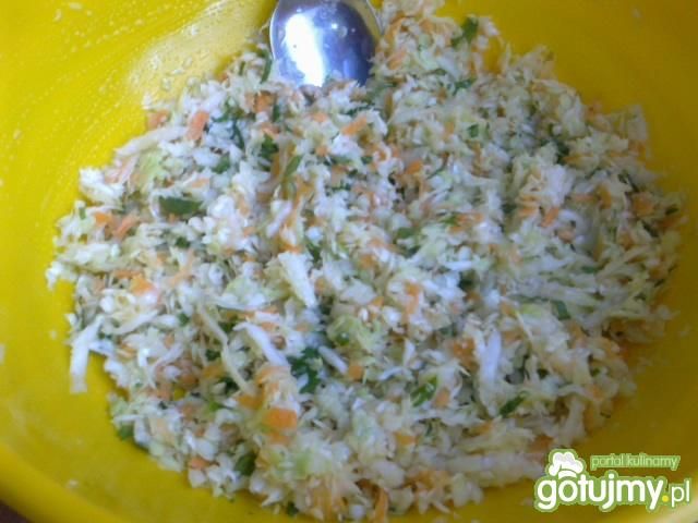 Błyskawiczna surówka z kapusty i marchwi Błyskawiczna surówka z kapusty i marchwi