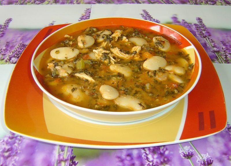 Błyskawiczna włoska zupa fasolowa z jarmużem