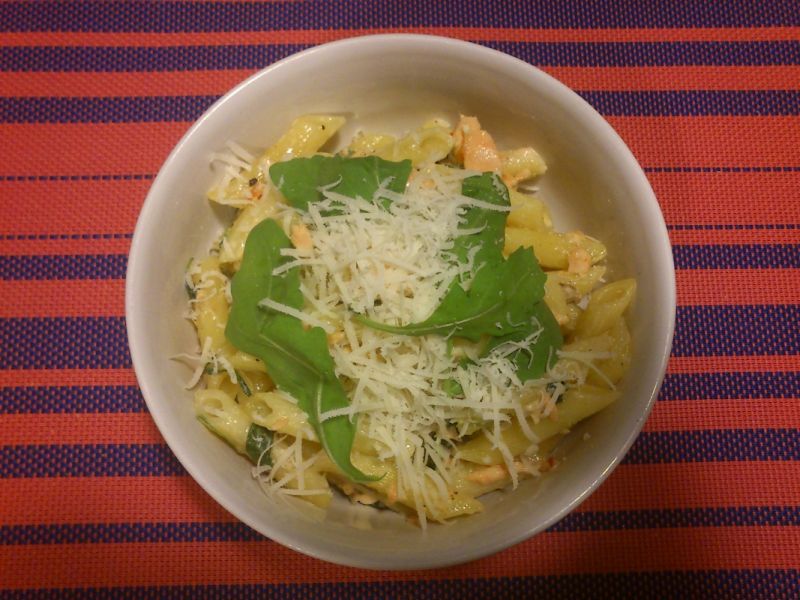 Błyskawiczny makaron z łososiem i rukolą