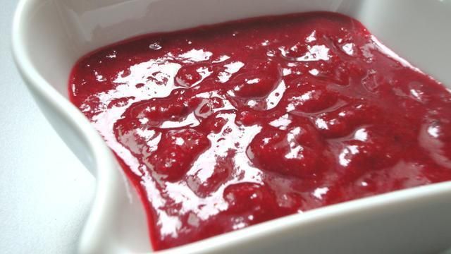 Błyszczący sos z czerwonych borówek Błyszczący sos z czerwonych borówek