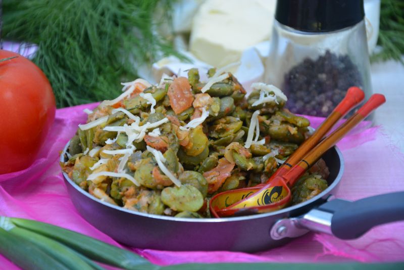 Bób smażony z boczkiem i pomidorami Bób smażony z boczkiem i pomidorami