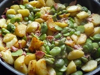 Bób smażony z ziemniakami, szynką i fetą