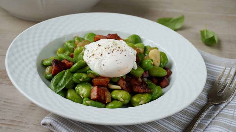 Bób z boczkiem i jajkiem w koszulce