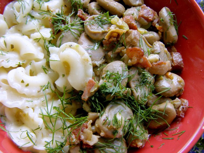 Bób z boczkiem i makaronem z serkiem topionym