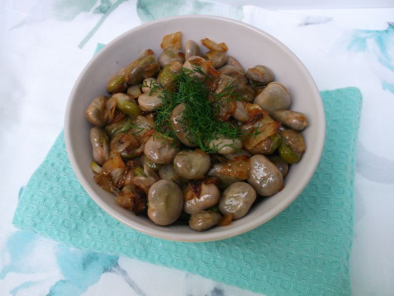 Bób z cebulką i koperkiem