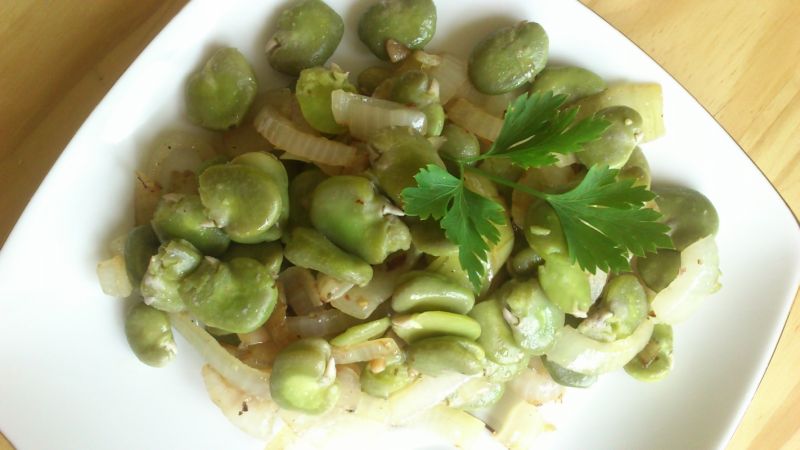 Bób z czosnkiem i cebulką