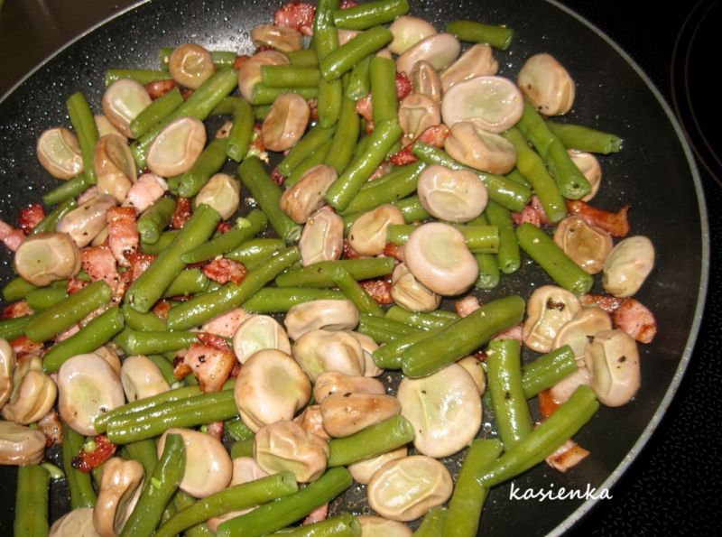 Bób z fasolką szparagową i chrupiącym boczkiem