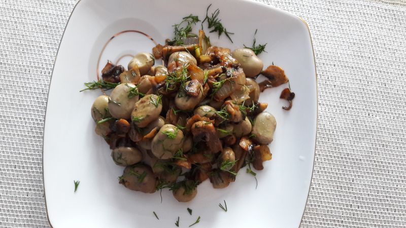 Bób z pieczarkami i koperkiem