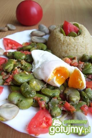 Bób z pomidorami i jajkiem w koszulce Bób z pomidorami i jajkiem w koszulce