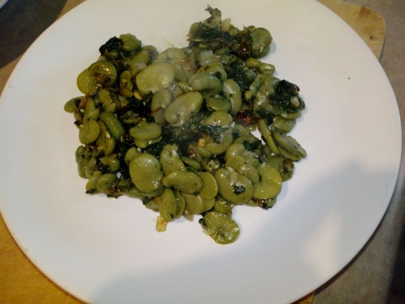 Bób ze szpinakiem, czosnkiem i natką pietruszki Bób ze szpinakiem, czosnkiem i natką pietruszki