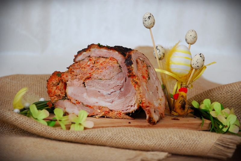 Boczek faszerowany szynką i papryką 