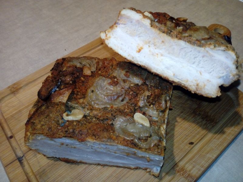 Boczek pieczony w przyprawach i cebuli