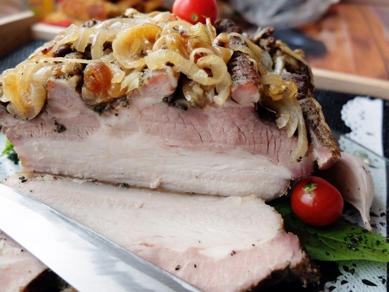 Boczek pieczony z cebulą i białym winem