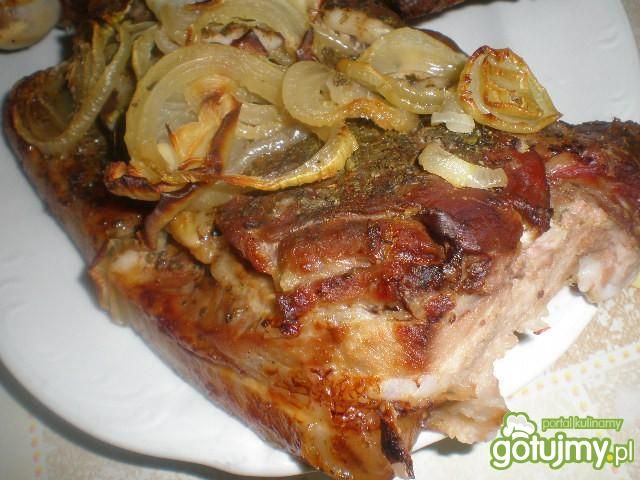 Boczek pieczony z cebulką