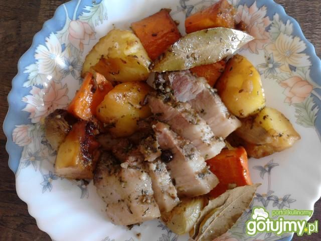 Boczek pieczony z warzywami