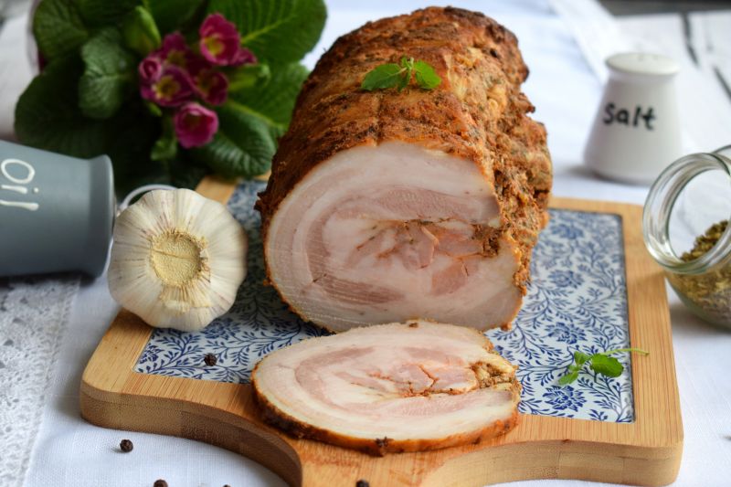 Boczek rolowany pieczony na cebuli Boczek rolowany pieczony na cebuli