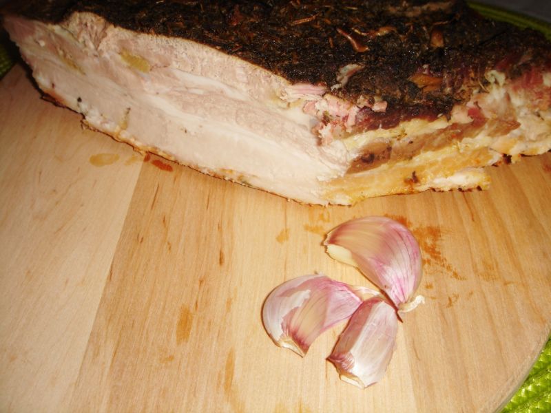 Boczek z czosnkiem i ziołami