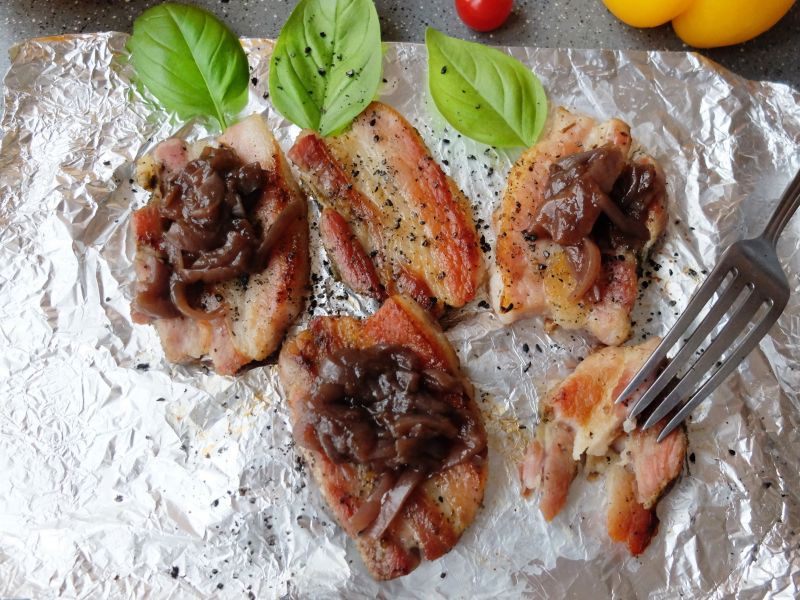 Boczek z grilla z czerwoną cebulą (uniwersalny)