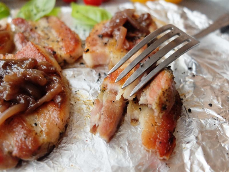 Boczek z grilla z czerwoną cebulą (uniwersalny)