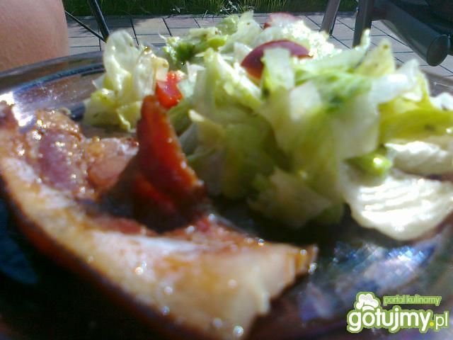 Boczek z grilla z papryką na sałacie