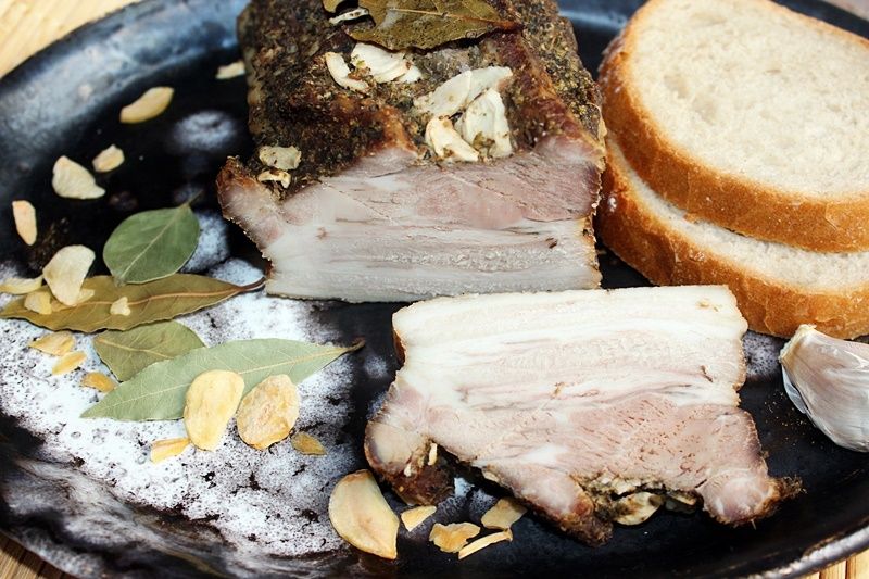 Boczek z liśćmi laurowymi i płatkami czosnku