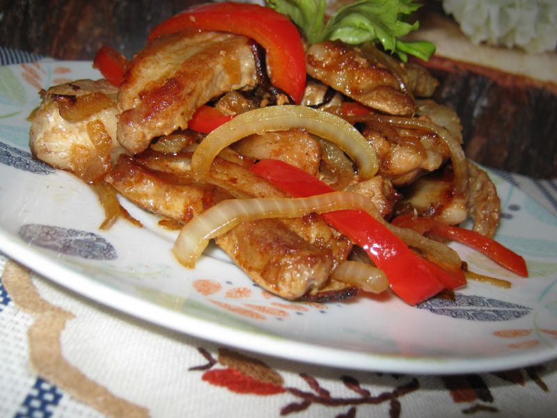 Boczek z papryką i cebulką