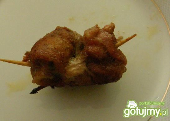 Boczek z ziołami zawinięty na patyku Boczek z ziołami zawinięty na patyku