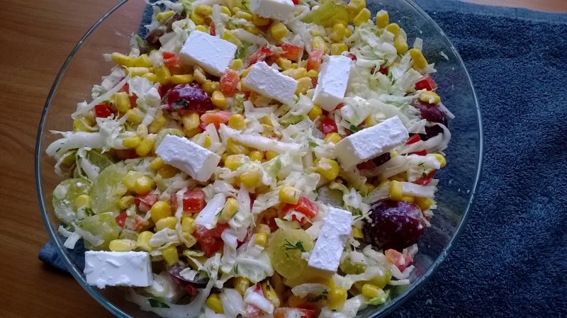 Bogata sałatka z winogronami i papryką 