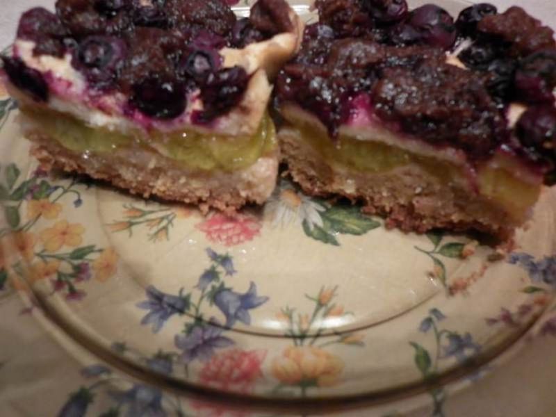 Borówki i śliwki w duecie na orkiszowym cieście