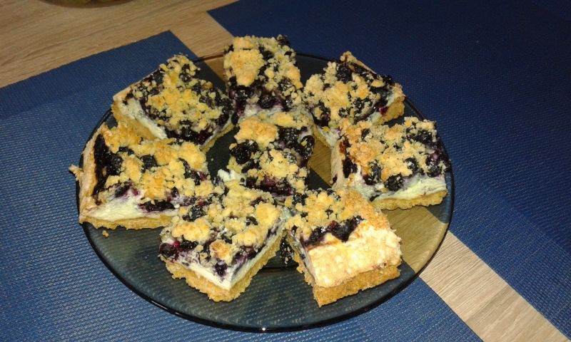 "Borówki na chmurce" - kruche z pianką i borówkami "Borówki na chmurce" - kruche z pianką i borówkami