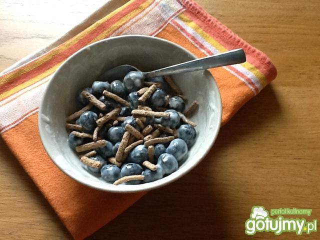 Borówki z błonnikiem i jogurtem Borówki z błonnikiem i jogurtem