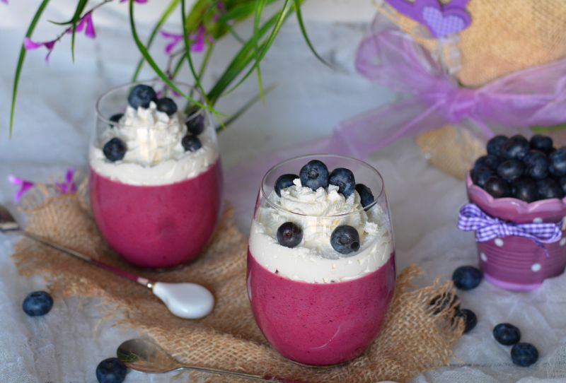 Borówkowa panna cotta z bitą śmietaną Borówkowa panna cotta z bitą śmietaną