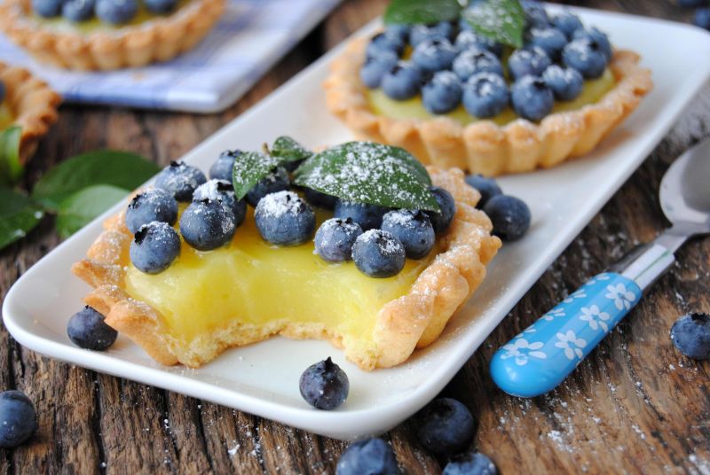 Borówkowe tartaletki z cytrynowym budyniem Borówkowe tartaletki z cytrynowym budyniem