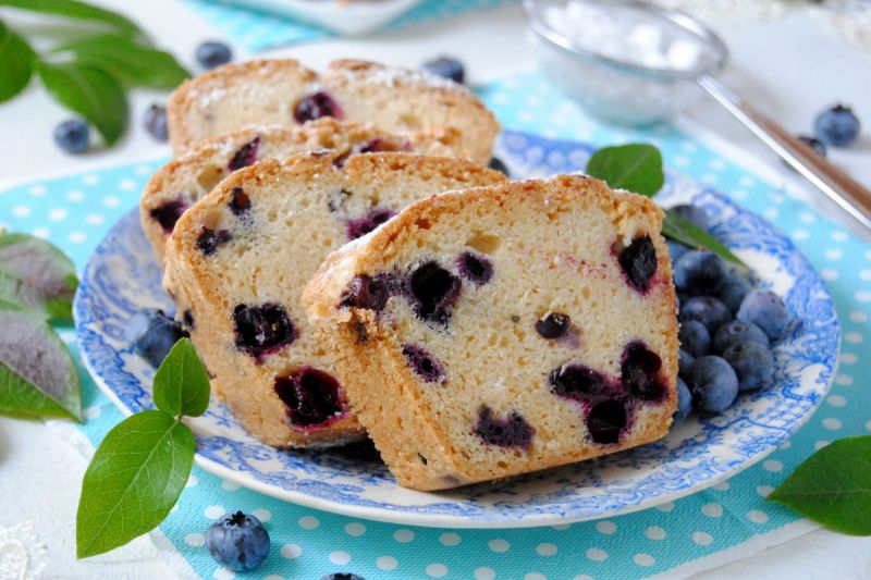 Borówkowy keks na białkach 