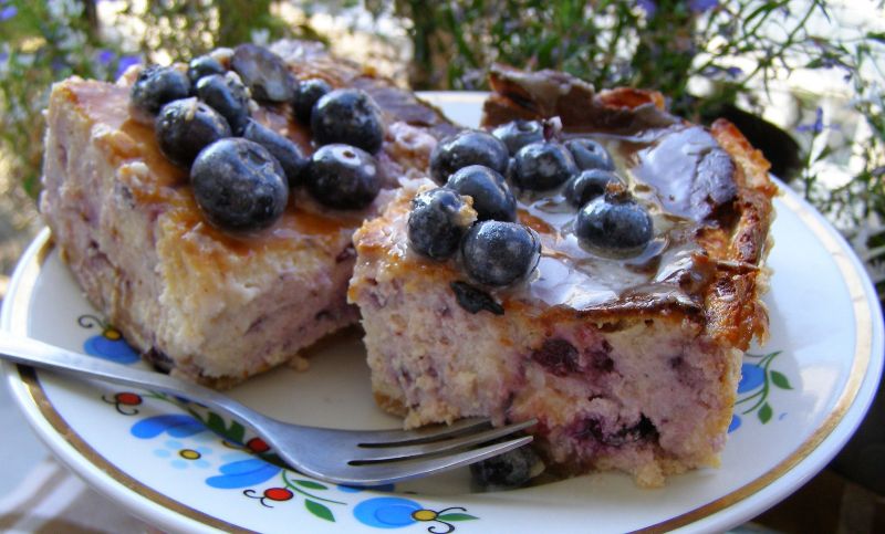 Borówkowy sernik pieczony na herbatnikach