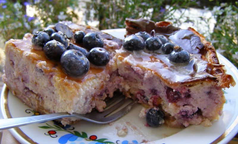 Borówkowy sernik pieczony na herbatnikach