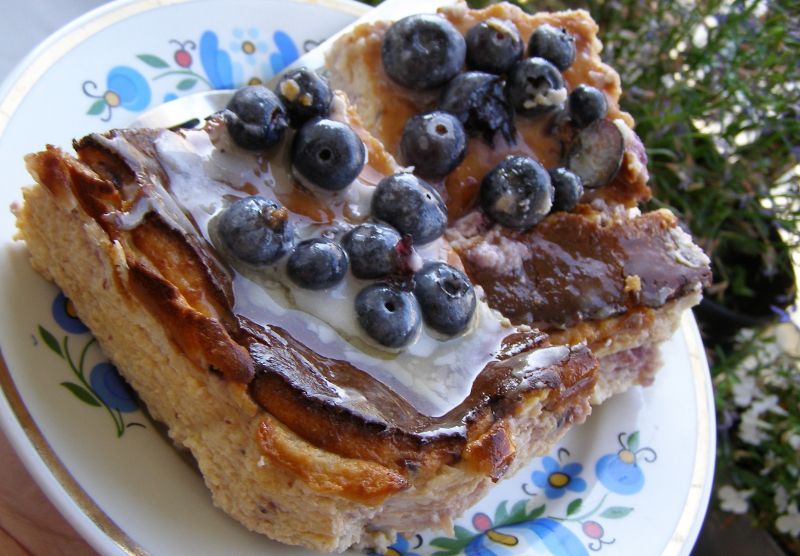 Borówkowy sernik pieczony na herbatnikach