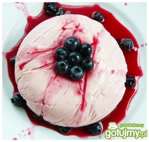 Borówkowy sernik w kałuży