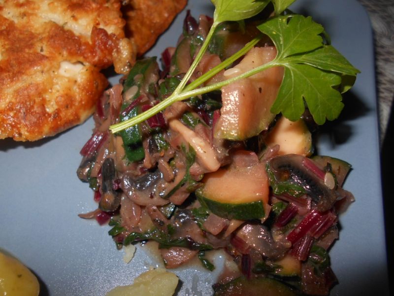 Botwina z cukinią i pieczarkami Botwina z cukinią i pieczarkami