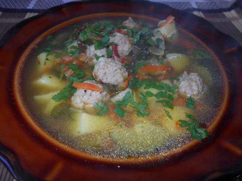 Botwinka z cukinią i mięsnymi kuleczkami Botwinka z cukinią i mięsnymi kuleczkami