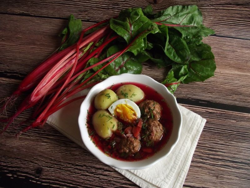 Botwinka z klopsikami, ziemniakami i jajkiem Botwinka z klopsikami, ziemniakami i jajkiem